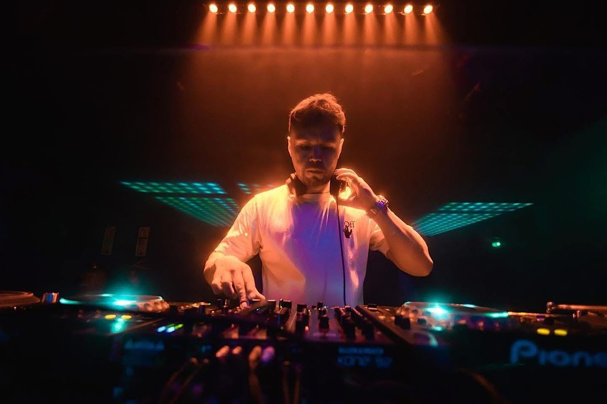 Baz Walsh Playing Indie Bangers All Night Long