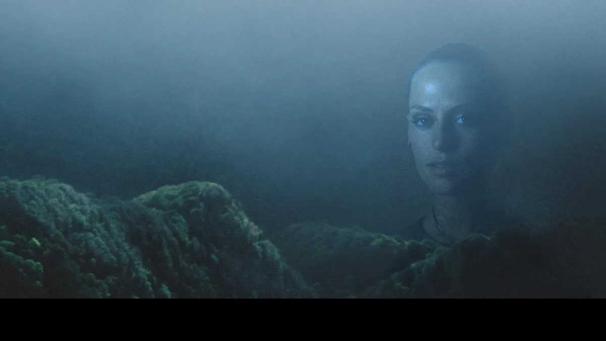 Nora En Pure, Carina Lawrence in Greater London