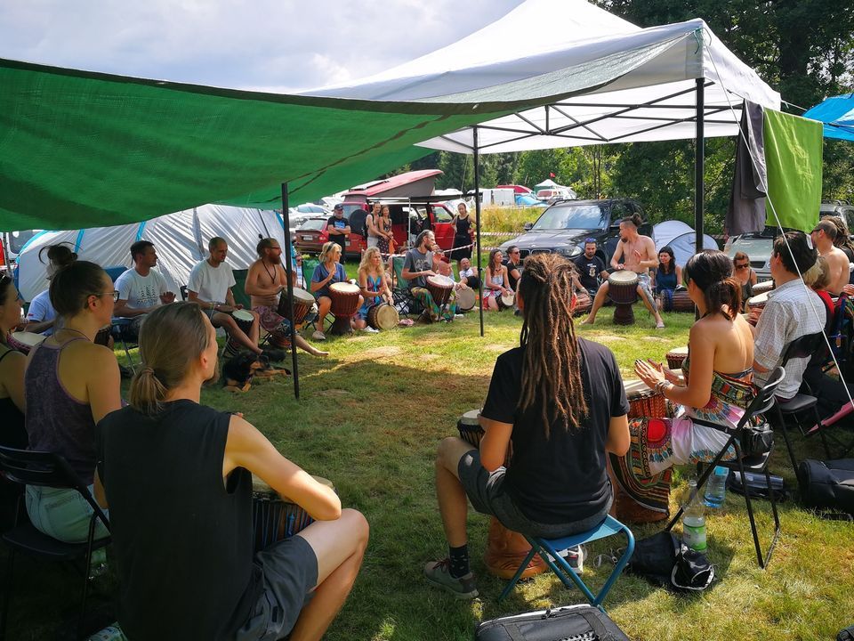 Nauka gry na b\u0119bnach DJEMBE! Uderz w b\u0119ben!
