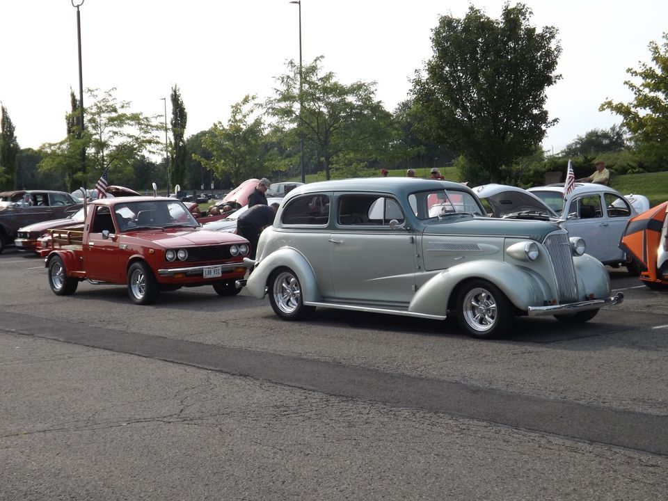 Pizza Hut's Hot Car, Truck & 'Cycle Cruise-In