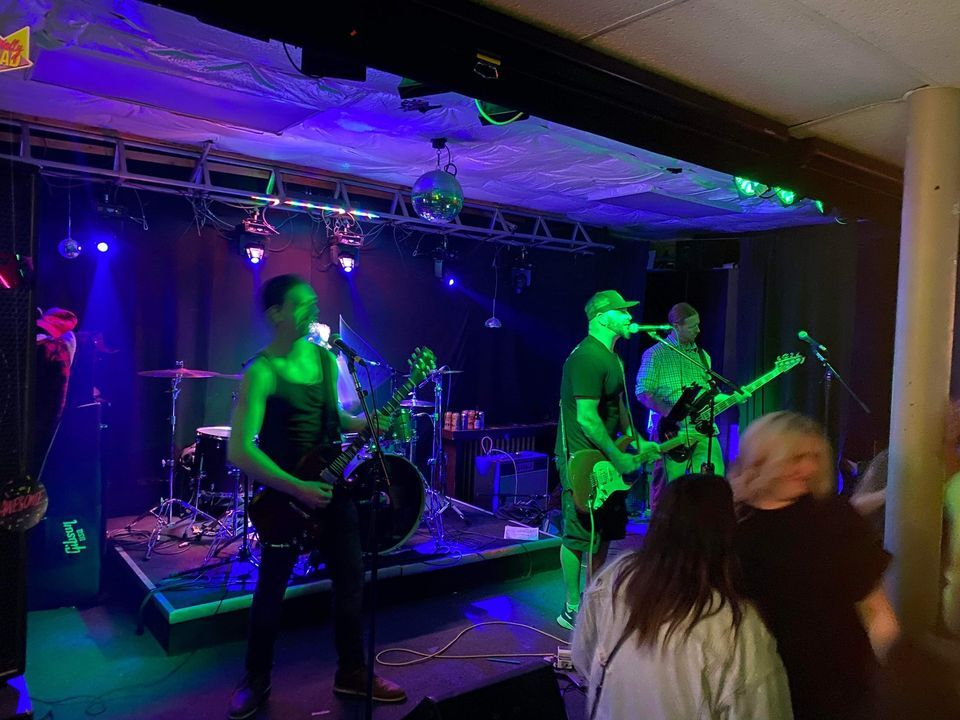 Live from Paulucci\u2019s Wayland Bar and Grill:  The Well Hungarians!