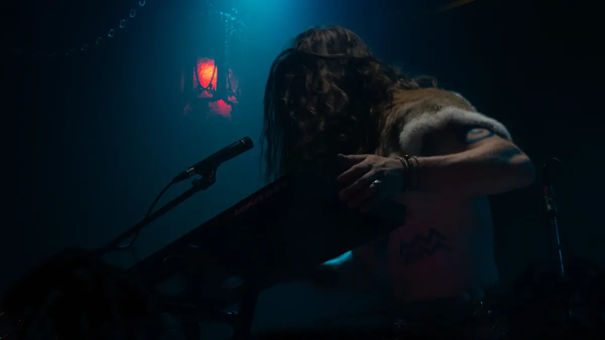 Elyvilon, Mons in Newport