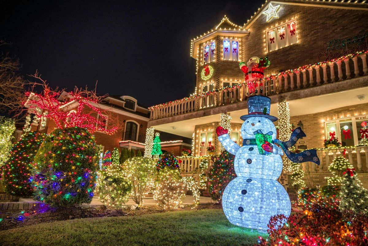 NYC: Dyker Heights Luxury Holiday Lights Tour & Hot Cocoa
