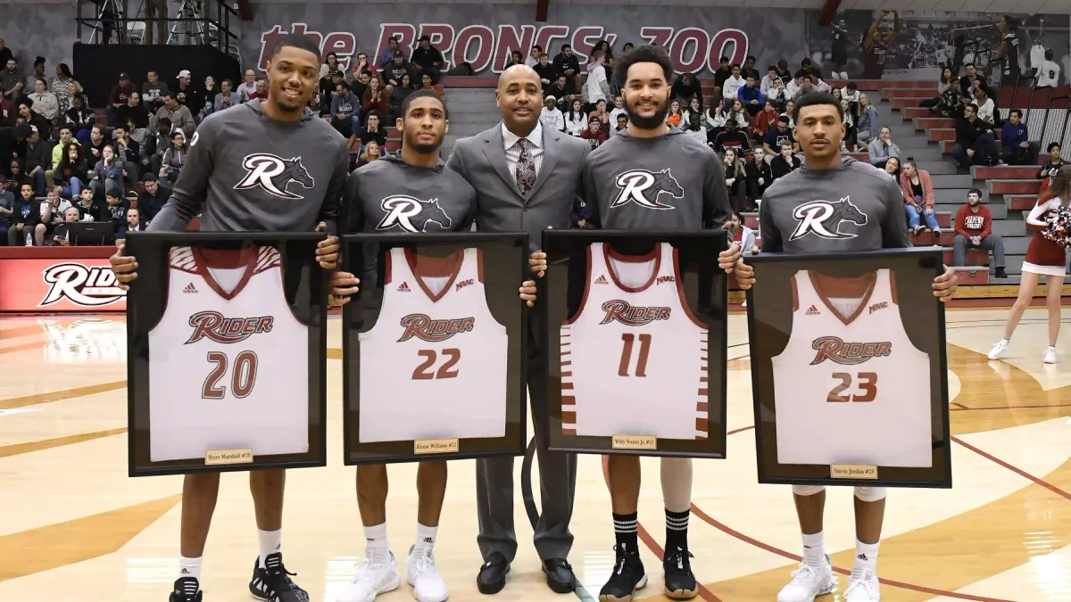 Parking Saint Peter's Peacocks at Iona Gaels Womens Basketball