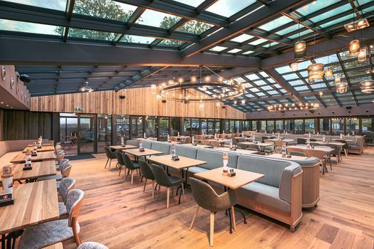 Kleidertausch 'Wiener W\u00e4sch' im Restaurant Luftburg - Kolarik im Prater