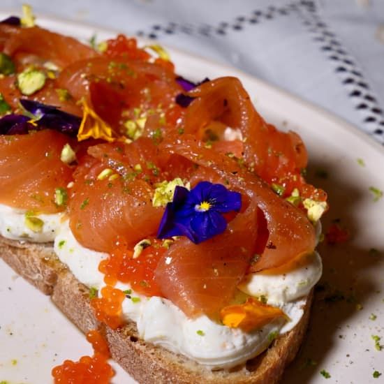 Brunch Bot\u00e1nico en Casa La Floresta: caf\u00e9, flores y sabores del alma