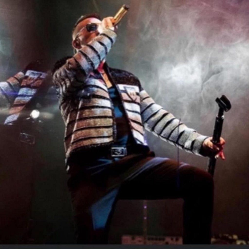 Pop Anthems presents Robbie Lewis as Robbie Williams