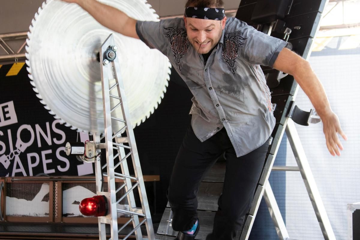 Extreme Illusions and Escapes: A Touch of Holiday Magic